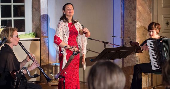 Trio Más Que Dos in Action